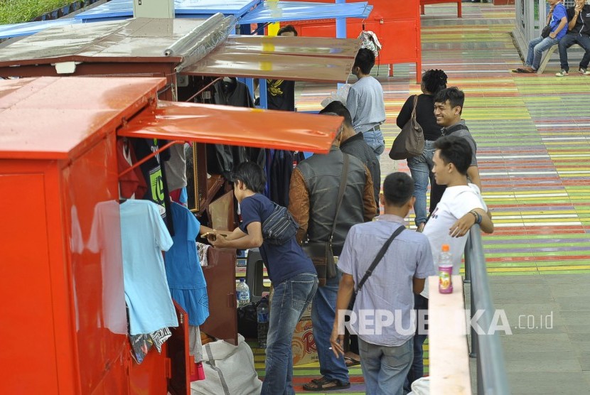 Sejumlah Pedagang menata barang dagangannya disalah satu kios di Teras Cihampelas (Skywalk), Kota Bandung.