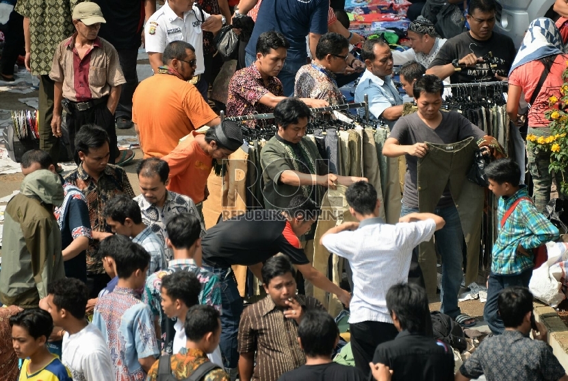 Sejumlah pedagang mengelar daganganya usai Shalat Jumat di halaman Masjid Cut Mutiah, Jakarta, Jumat (29/5). (Republika/Prayogi)