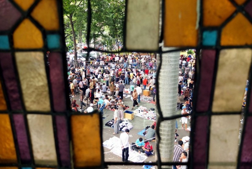     Sejumlah pedagang menggelar barang dagangannya usai Shalat Jumat di halaman Masjid Cut Mutiah, Jakarta Pusat, Jumat (18/5). (Prayogi/Republika)