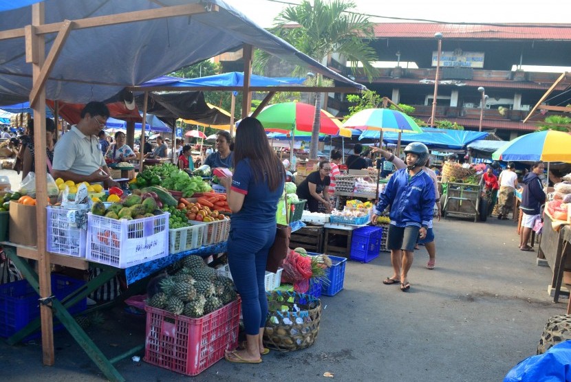 Sejumlah pedagang menggelar lapak dagangan mereka di lahan parkir Pasar Badung, Kota Denpasar, Bali.
