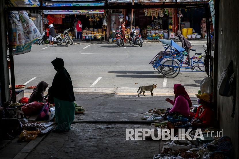 Sejumlah pedagang menunggu pembeli di pasar tradisional. Pasar tradisional di Pontianak hanya boleh beroperasi di jam tertentu. Ilustrasi.