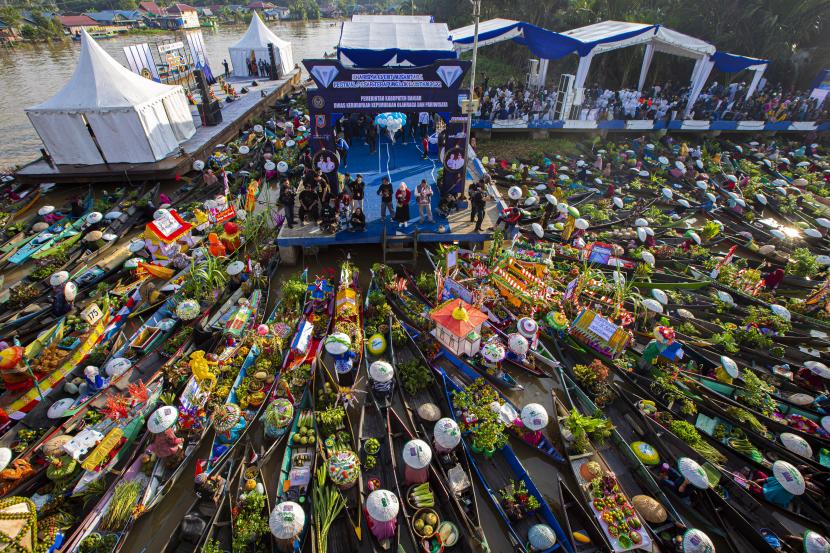 Sejumlah pedagang pasar terapung menjajakan dagangannya di atas perahu saat Festival Pasar Terapung di Kalimantan Selatan. Pemprov Kalsel berencana menggelar agenda pariwisata internasional pada 2024.