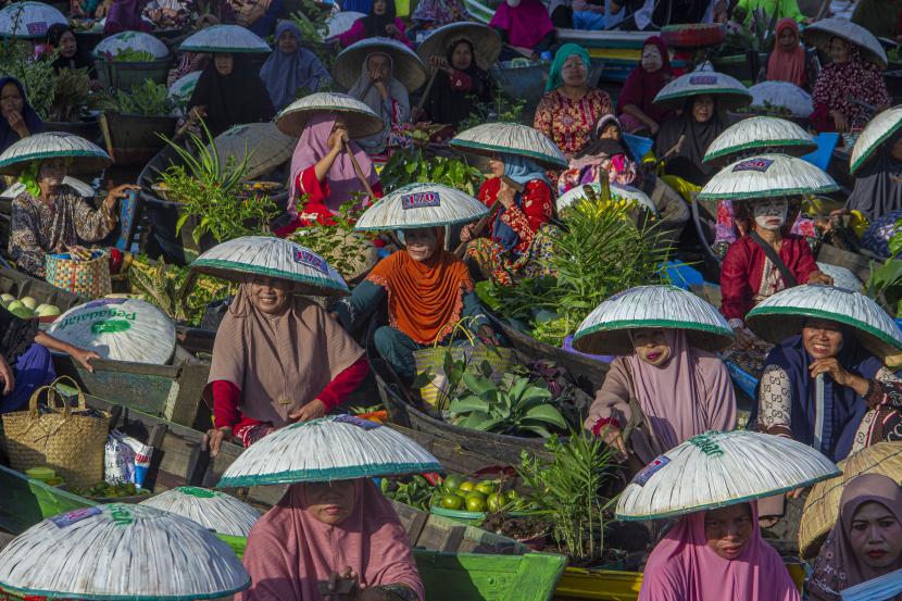 Sejumlah pedagang pasar terapung menjajakan dagangannya di atas perahu saat Festival Pasar Terapung Lok Baintan 2022.