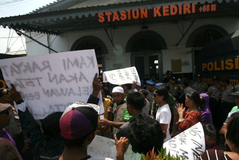 Sejumlah pedagang yang tergabung dalam paguyuban Bosta (Bocah Stasiun) berunjuk rasa di depan pintu masuk Stasiun Kota Kediri, Jawa Timur, Rabu (23/3).