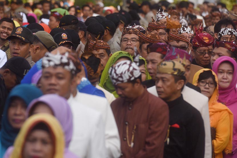 Sejumlah pegawai antre untuk bersalaman dengan Walikota Surabaya Tri Rismaharini ketika halal bihalal di Balaikota Surabaya, Jawa Timur, Rabu (22/7).   (Antara/Zabur Karuru)