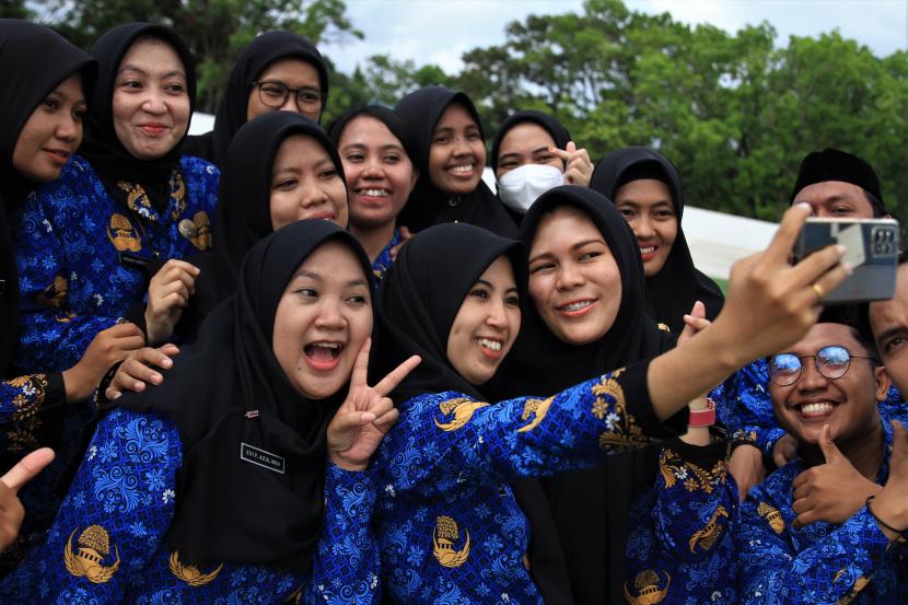 Sejumlah pegawai berfoto usai disumpah menjadi PNS di Pemerintah Kota Kendari, Kendari, Sulawesi Tenggara, Senin (17/10/2022). Pemerintah akan membayarkan gaji ke-13 pada 5 Juni 2023 mendatang.