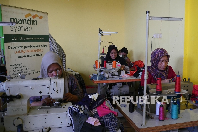 Sejumlah pegawai dari nasabah Usaha Mikro Kecil dan Menengah (UMKM) Bank Mandiri Syariah Sumairah sedang melakukan aktifitasnya menjahit di workshopnya di Citeureup Bogor, Jawa Barat, Rabu (13/9). 