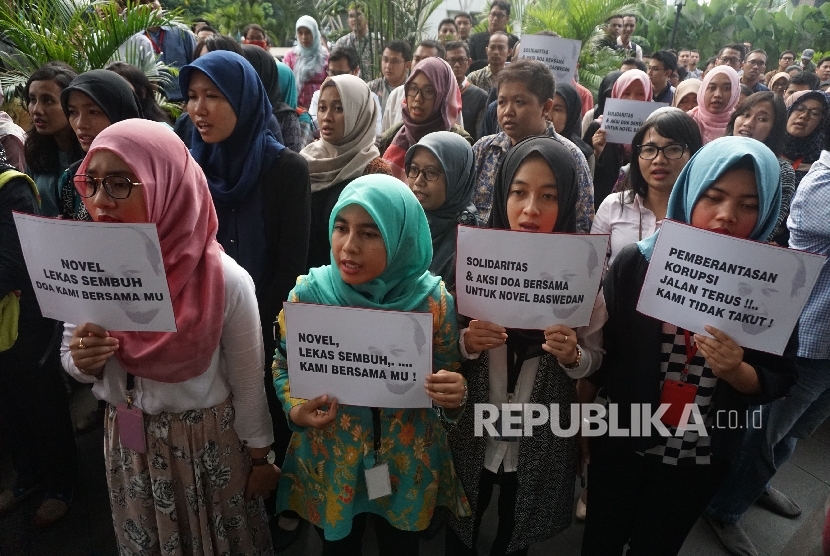 Sejumlah pegawai KPK melakukan aksi solidaritaskasus penyerangan penyidik KPK Novel Baswedan (Ilustrasi)