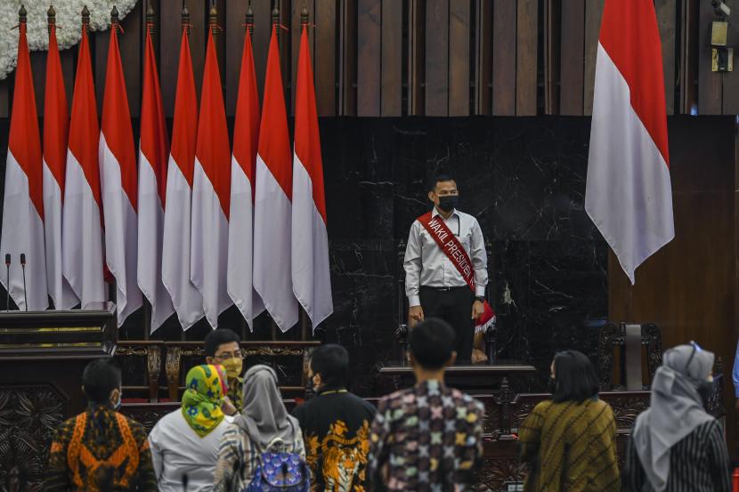 Sejumlah pegawai melakukan gladi persiapan sidang tahunan MPR dan pidato Kenegaraan Presiden di Kompleks Parlemen, Senayan, Jakarta, Jumat (13/8/2021). Presiden Joko Widodo direncanakan menghadiri Sidang Tahunan MPR, dan Sidang Bersama DPR dan DPD, Pidato Kenegaraan Presiden dalam rangka peringatan HUT ke-76 pada tanggal 16 Agustus 2021