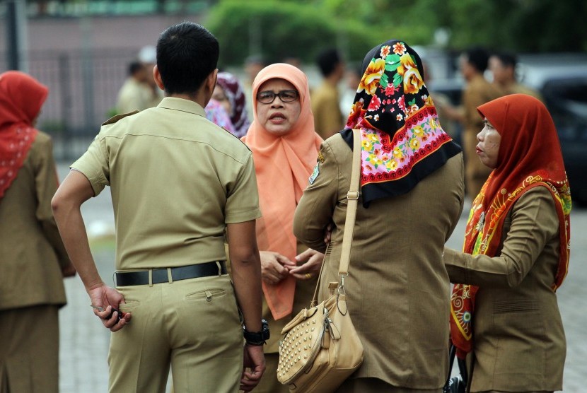 Sejumlah Pegawai Negeri Sipil (PNS) berbincang di halaman kantor bupati Aceh Utara, Provinsi Aceh, Selasa (7/2). 