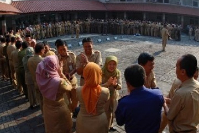 Sejumlah Pegawai Negeri Sipil (PNS) berhalal bihalal usai apel pagi (ilustrasi)