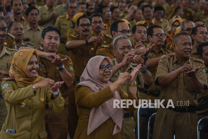 Sejumlah Pegawai Negeri Sipil (PNS) mengikuti simulasi gerakan cuci tangan pada sosialisasi pencegahan virus corona. Bupati Bone Bolango Hamim Pou mengambil langkah antisipasi penyebaran virus corona. Ilustrasi.