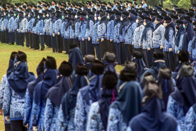Sejumlah Pegawai Negeri Sipil (PNS) mengikuti upacara pelantikan di Lapangan Tegar Beriman, Cibinong, Kabupaten Bogor, Jawa Barat, Jumat (3/12/2021). 