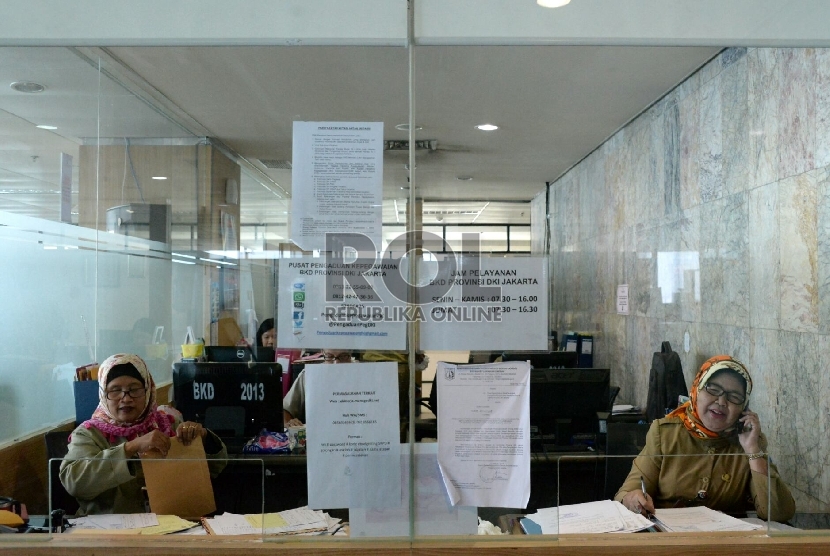 Sejumlah Pegawai Negeri Sipil (PNS) Pemerintah Provinsi DKI Jakarta melakukan tugas dinasnya di Balaikota, Jakarta, Rabu (22/7).  (Republika/Prayogi)