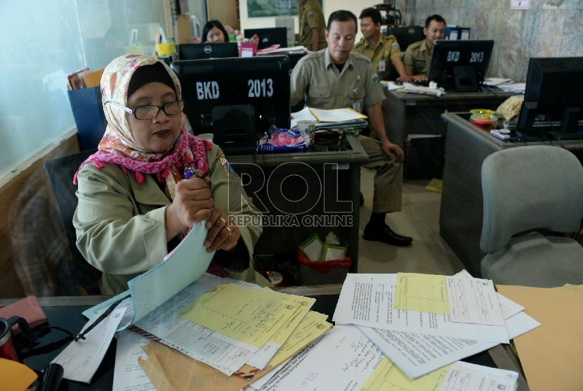 Sejumlah Pegawai Negeri Sipil (PNS) Pemerintah Provinsi DKI Jakarta melakukan tugas dinasnya di Balaikota, Jakarta, Rabu (22/7).  (Republika/Prayogi)