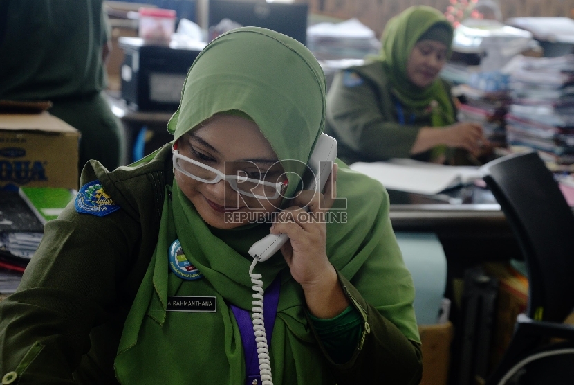  Sejumlah Pegawai Negeri Sipil (PNS) Pemrov DKI Jakarta melakukan aktivitas kerja pada hari pertama masuk kerja tahun 2016 di Badan Kepegawaian Daerah (BKD) gedung Balaikota, Jakarta, Senin (4/1).  (Republika/Yasin Habibi)