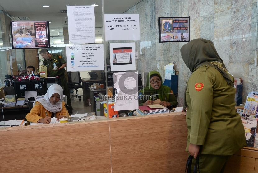  Sejumlah Pegawai Negeri Sipil (PNS) Pemrov DKI Jakarta melakukan aktivitas kerja pada hari pertama masuk kerja tahun 2016 di Badan Kepegawaian Daerah (BKD) gedung Balaikota, Jakarta, Senin (4/1).  (Republika/Yasin Habibi)