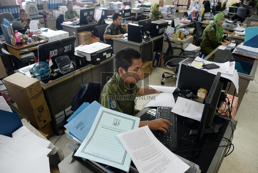  Sejumlah Pegawai Negeri Sipil (PNS) Pemrov DKI Jakarta melakukan aktivitas kerja pada hari pertama masuk kerja tahun 2016 di Badan Kepegawaian Daerah (BKD) gedung Balaikota, Jakarta, Senin (4/1).  (Republika/Yasin Habibi)