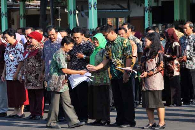  Sejumlah pegawai Pemkab Madiun, mengenakan baju batik saat apel pagi di depan Pendapa Muda Graha Pemkab Madiun, Jatim, Selasa (2/10).