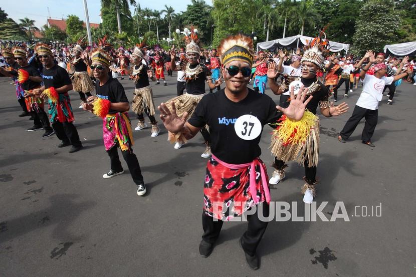 Sejumlah pegawai Pemkot Surabaya mengikuti lomba senam Gemufamire di halaman Balai Kota Surabaya, Jawa Timur, Rabu (22/12/2021). Lomba cipta menu balita 