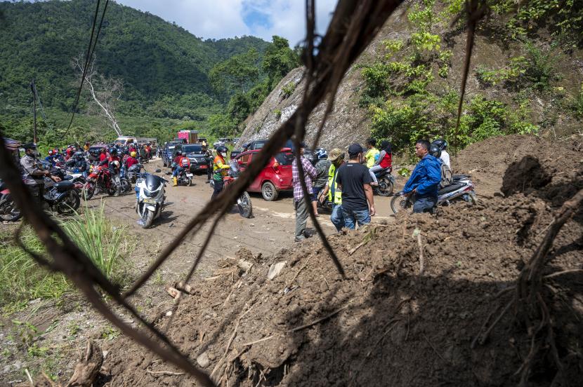 Sejumlah pegendara tertahan di ruas Jalan Trans Sulawesi yang tertimbun material longsoran.