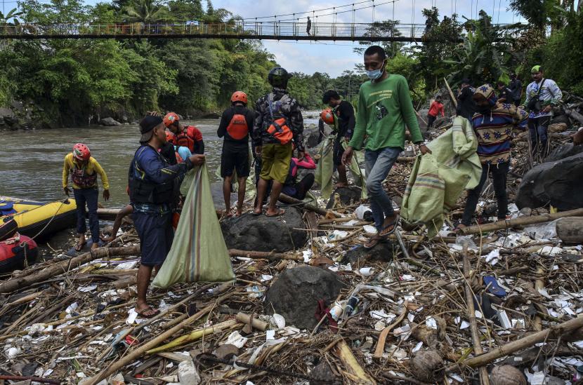 Sejumlah pegiat lingkungan dari Komunitas Republik Aer, Karang Taruna dan masyarakat membersihkan sampah di Sungai Ciwulan, Kampung Tanjung, Kelurahan Tanjung, Kecamatan Kawalu, Kota Tasikmalaya, Jawa Barat.