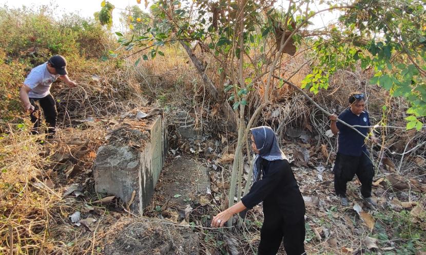 Sejumlah pegiat makam kuno Lasem bersama relawan Yayasan Lasem Heritage (YLH) membersihkan Obyek Diduga Cagar Budaya (ODCB) berupa struktur makam kuno Kapitan Tionghoa di atas lahan bengkok Desa Sumbergirang, Kecamatan Lasem, Kabupaten Rembang Jawa Tengah, akhir pekan kemarin. Makam seorang pejabat Tionghoa Lasem bergelar Kapitan dengan nama Li Heng Yi ini merupakan makam Kapitan Tionghoa tertua yang pernah ditemukan di Lasem.