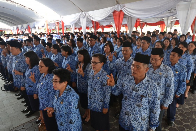 Ilustarsi Pegawai Negeri Sipil (PNS). Presiden Joko Widodo mengumumkan kenaikan gaji bagi pegawai negeri sipil pusat dan daerah, serta TNI-Polri sebesar delapan persen. 
