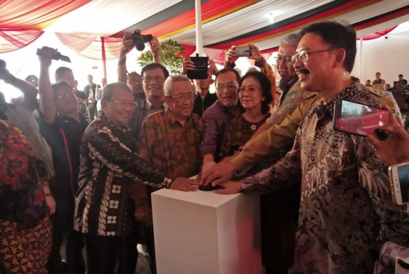 Sejumlah pejabat Kementerian Pertanian bersama jajaran Pemerintah Kota Bogor saat meresmikan Museum Pertanian, di Kota Bogor, Senin (22/4). Museum Pertanian tersebut digadang-gadang sebagai museum pertanian terbesar se-Asia Tenggara.