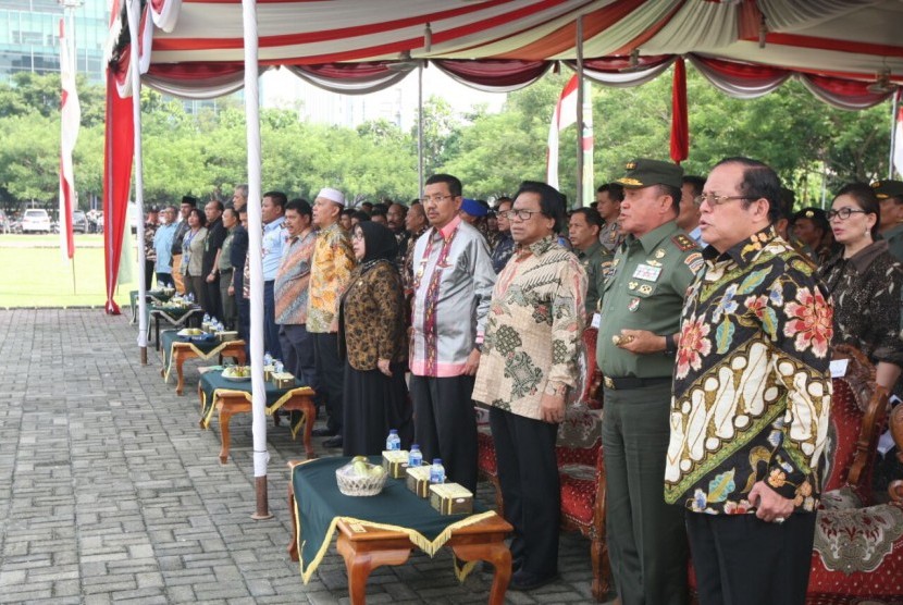 Sejumlah pejabat menghadiri acara sosialisasi Empat Pilar MPR di Lapangan Benteng, Medan Sumatera Utara, Jumat (27/5). 