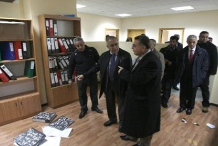 Sejumlah pejabat Palestina mengunjungi kantor al-Watan usai penyerbuan oleh tentara Israel