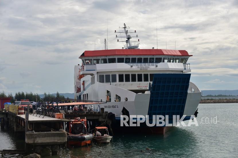 Sejumlah pejabat pemerintah Aceh menyambut kedatangan salah satu dari tiga kapal roro, KMP Aceh Hebat-2 di pelabuhan Ulee Lheue, Banda Aceh, Aceh, Sabtu (19/12/2020). Pemerintah Aceh mengadakan tiga unit kapal roro, KMP Aceh Hebat-1, KMP Aceh Hebat-2 dan KMP Aceh Hebat-3 yang bersumber dari APBA 2019 senilai Rp178 miliar yang telah selesai diproduksi dan dijadwalkan mulai dioperasikan awal tahun 2021 untuk mewujudkan transportasi berkeadilan dengan memastikan konektivitas dan aksesibilitas antarwilayah kepulauan. 