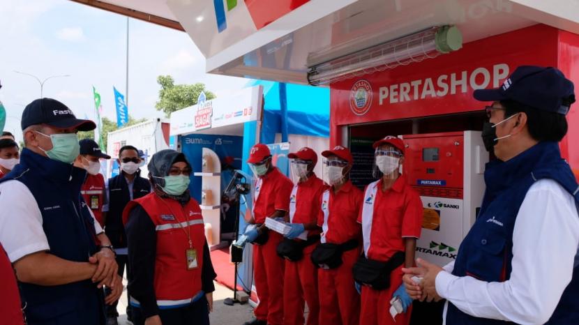 Sejumlah pejabat Pertamina melakukan peninjauan layanan Pertamina dalam masa Satgas Natal dan Tahun Baru (Nataru) di sepanjang Tol Trans Jawa pada Kamis-Jumat (24-25/12).