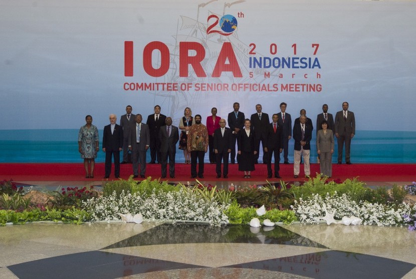 Sejumlah pejabat tinggi dari negara-negara anggota Indian Ocean Rim Association (IORA) berfoto bersama sebelum melakukan pertemuan Senior Officials's Meeting (SOM) dalam rangkaian KTT IORA ke-20 Tahun 2017 di Jakarta Convention Center, Jakarta, Minggu (5/3