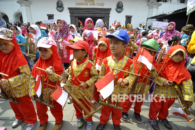 Sejumlah pejalar tengah bermain angklung dalam rangka Angklung Days 2016 di Halaman Gedung Sate, Jl Diponegoro, Kota Bandung, Ahad (20/11). 