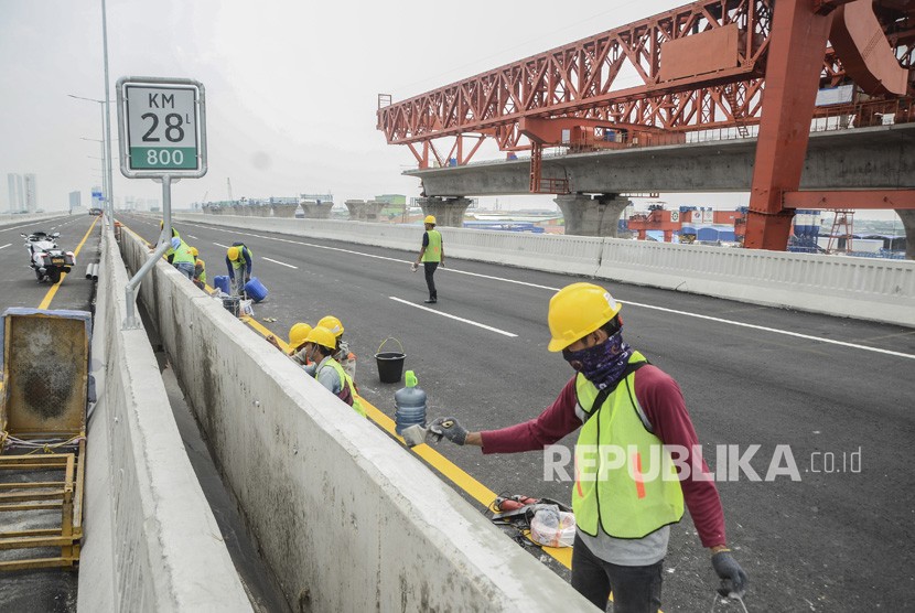 Sejumlah pekerja beraktifitas di proyek Tol Layang (Elevated) Jakarta-Cikampek Km 28, Cikarang, Kabupaten Bekasi, Jawa Barat, Ahad (8/12/2019).