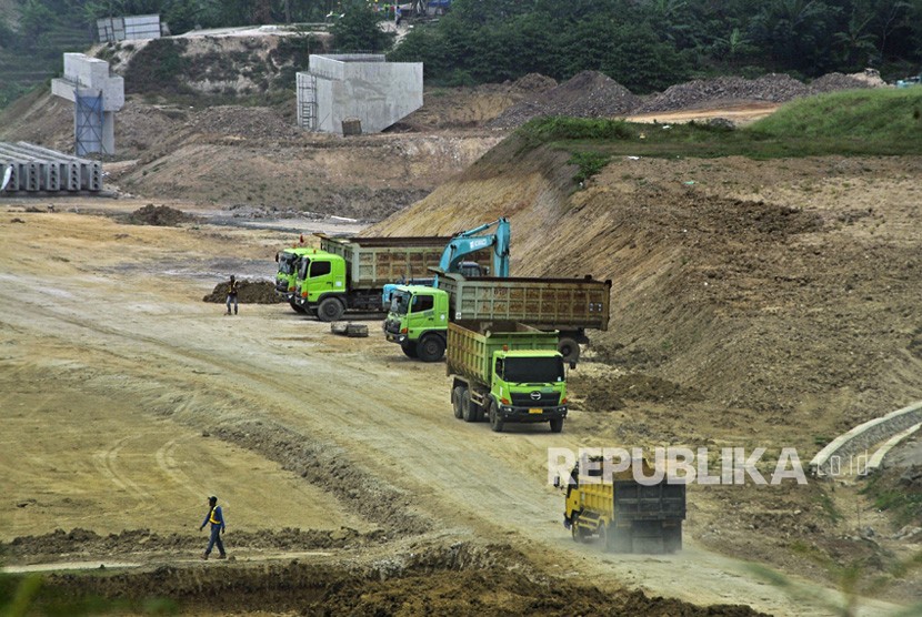 Sejumlah pekerja beraktivitas di area proyek pembangunan Jalan Tol Serang-Panimbang di Kampung Landak, Petir, Serang, Banten, Senin (8/7/2019).