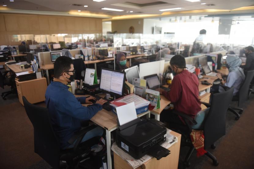 Sejumlah pekerja beraktivitas di perkantoran kawasan Kuningan, Jakarta.