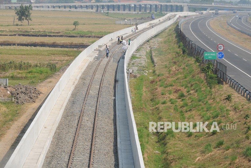 Sejumlah pekerja beraktivitas membangun jalur rel kereta api Bandara Adi Soemarmo di Ngemplak, Boyolali, Jawa Tengah, Rabu (14/8/2019).