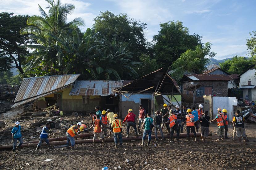 Sejumlah pekerja bergotong royong mendirikan tiang listrik di lokasi terdampak banjir bandang di Adonara Timur, Kabupaten Flores Timur, Nusa Tenggara Timur (ilustrasi)
