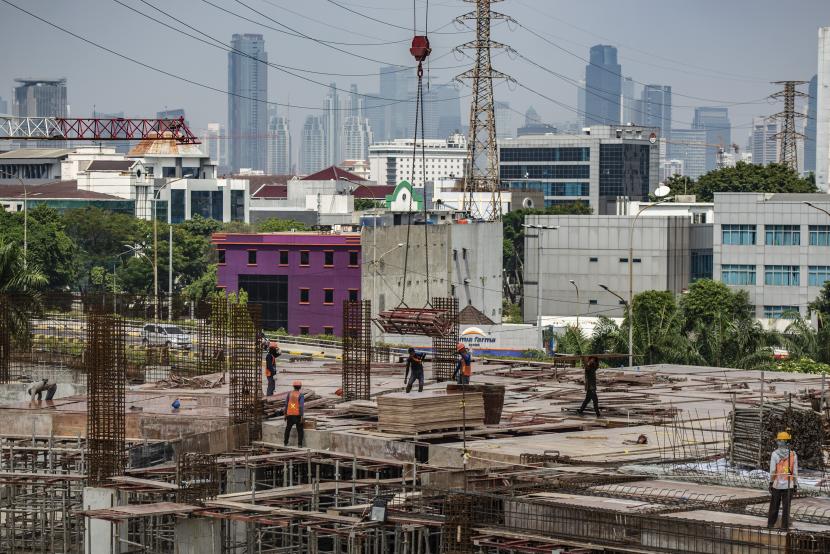 Sejumlah pekerja kontruksi menyelesaikan pembangunan gedung di Jakarta, Kamis (29/7/2021). Kementerian Investasi mencatat, penyerapan tenaga kerja Indonesia pada kuartal kedua tahun 2021 hanya sebesar 311.922 atau naik 0,04 persen dari kuartal sebelumnya yang tercatat sebesar 311.793.