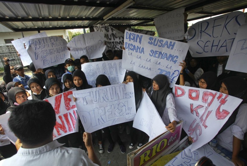  Sejumlah pekerja korban Pemutusan Hubungan Kerja (PHK) melakukan saksi demontrasi di kantor perusahaan tekstil PT. Primissima, Sleman, Yogyakarta, Selasa (1/9).
