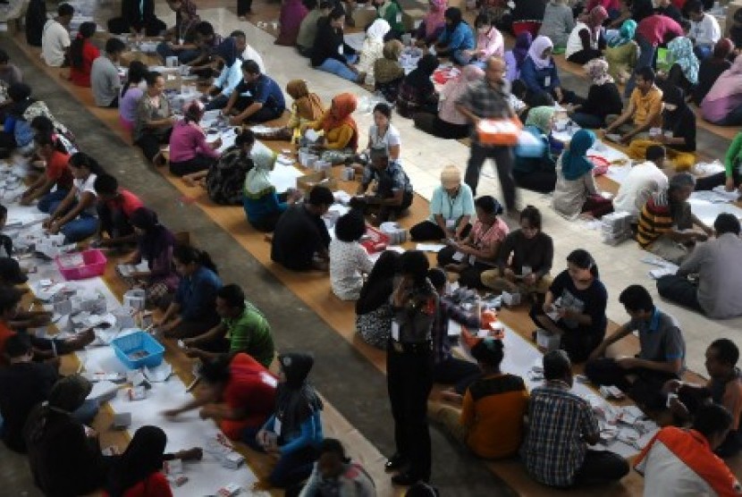 Sejumlah pekerja lepas menyelesaikan proses penyortiran dan pelipatan surat suara Pilkada Kabupaten Bandung di Gor Four, Katapang, Kabupaten Bandung, Jawa Barat, Rabu (18/11).
