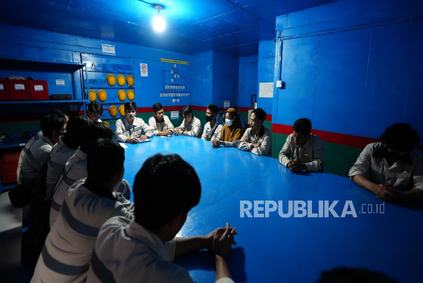 Sejumlah pekerja lokal mengadakan rapat sebelum bekerja di salah satu pabrik di PT IMIP, Morowali, Rabu (20/8/2025).