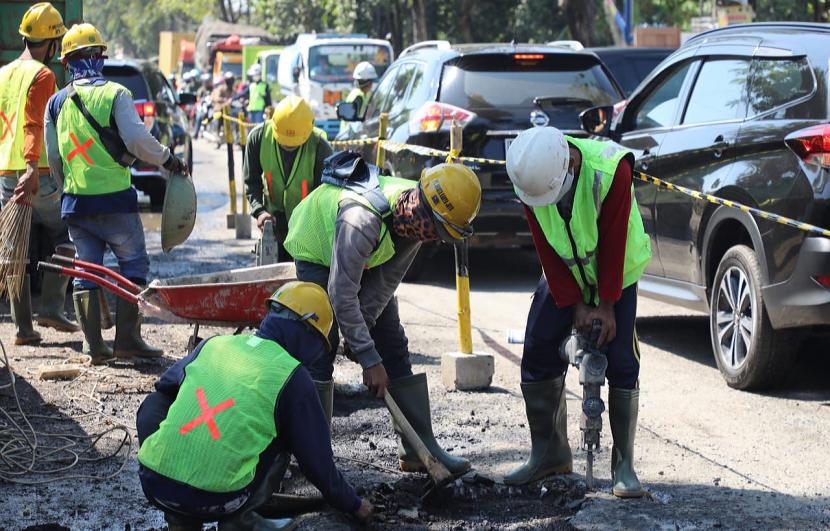 Sejumlah pekerja melaksanakan proses pengerjaan fisik pembangunan flyover Ganefo, di Kecamatan Mranggen, Kabupaten Demak, Selasa (20/4).