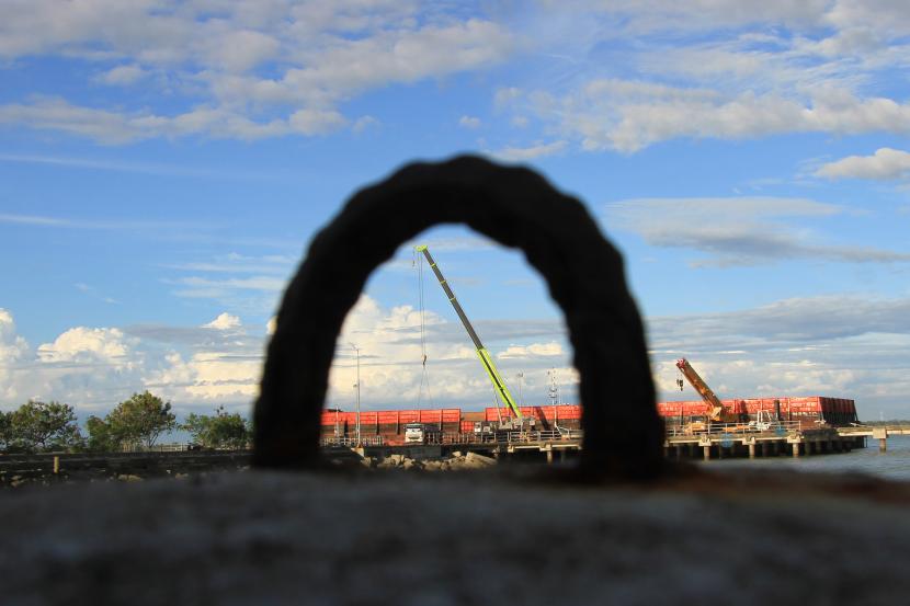 Sejumlah pekerja melakukan aktivitas bongkar muat tiang pancang beton untuk pembangunan Proyek Strategis Nasional (PSN) Pembangkit Listrik Tenaga Uap (PLTU) 3 dan 4 Nagan Raya di Pelabuhan Jetty Meulaboh, Aceh Barat, Aceh, Senin (8/6/2020). Pemerintah Kabupaten Aceh Barat menyambut baik upaya bongkar muat tiang pancang beton asal China di pelabuhan tersebut untuk membuka lapangan kerja baru bagi masyarakat sekaligus bisa memajukan daerah melalui Pendapatan Asli Daerah (PAD).