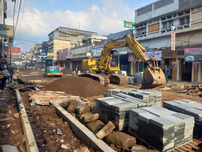 Sejumlah pekerja melakukan pekerjaan proyek penataan trotoar di Jalan Cihideung, Kota Tasikmalaya, Senin (22/8/2022). 