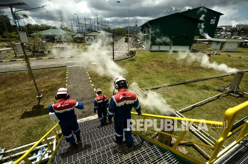 Sejumlah pekerja melakukan pengawasan dan pemeriksaan operasional di area sumur panas bumi situs Pembangkit Listrik Tenaga Panas Bumi (PLTP) Lahendong. Kementerian BUMN berharap integrasi panas bumi di bawah Pertamina dan PLN dapat segera melakukan penawaran umum saham perdana atau IPO. Kementerian BUMN, lanjut Tiko, juga fokus menghasilkan EBT dengan memulai pengembangan DME yang mana mengubah cadangan batubara Indonesia menjadi metana cair yang dapat menjadi sumber energi pengganti elpiji di masa depan.