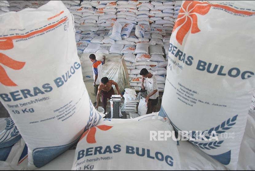Sejumlah pekerja melakukan pengemasan beras di gudang Perum Bulog Subdivisi Regional (Drive) Meulaboh, Aceh Barat, Aceh, Kamis (20/9). Kepala Perum Bulog Sub Drive Meulaboh Ade Mulyani mengatakan stok beras di gudang Bulog Meulaboh mencapai 3.200 ton setelah penambahan jatah beras impor Vietnam sebanyak 2.000 ton. 