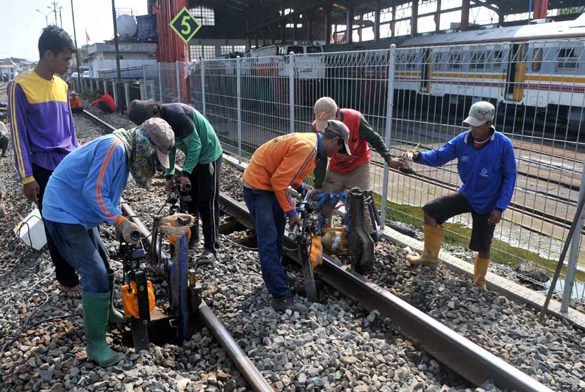   Sejumlah pekerja melakukan peninggian rel kereta api pada proyek pembangunan rel ganda jalur Pekalongan-Semarang, di Semarang, Jateng, Jumat (7/2). (Antara/R. Rekotomo)